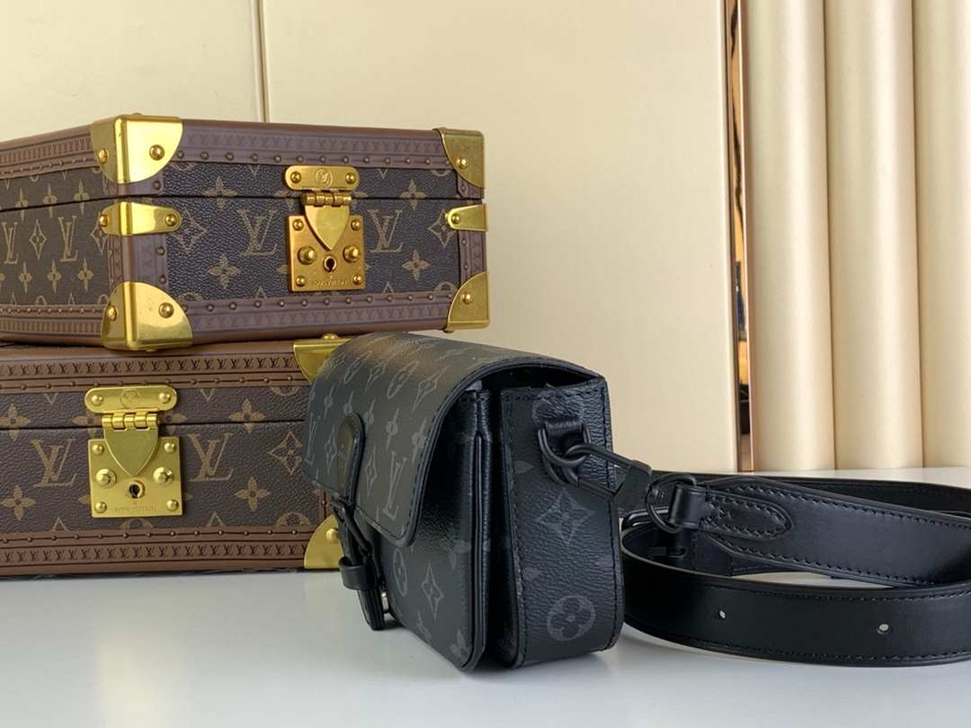 Louis Vuitton Montsouris Wearable Wallet Black - LW132