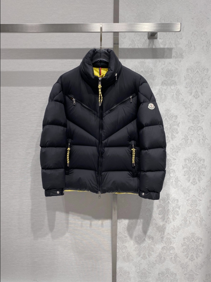 MONCLER Short Down Black Coat - MC147