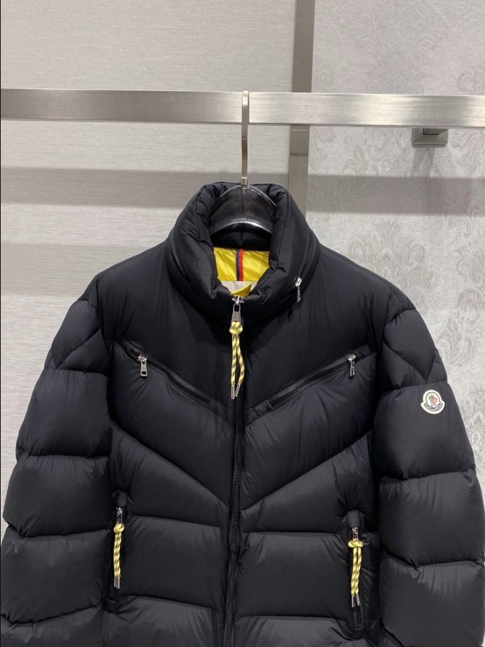 MONCLER Short Down Black Coat - MC147