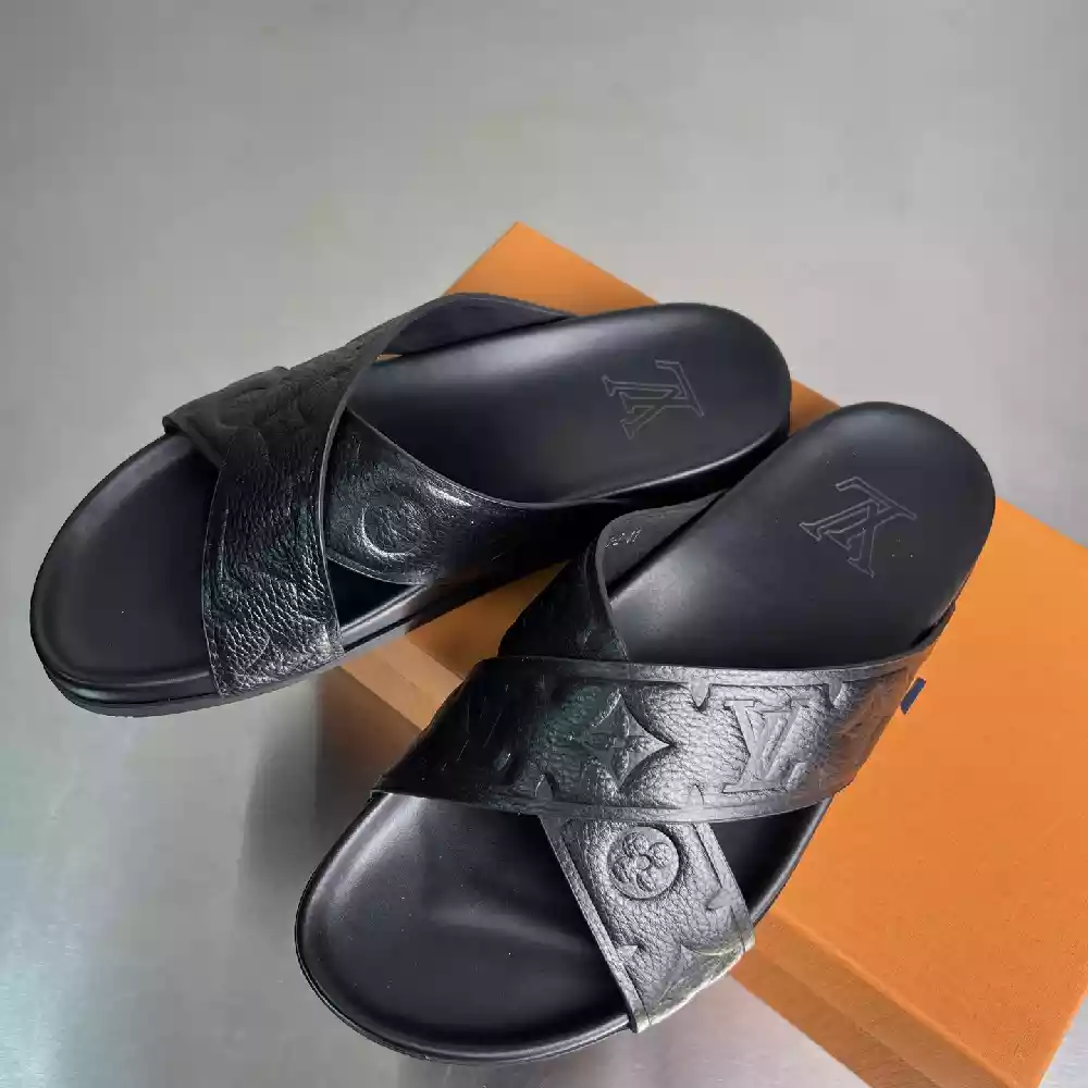 SLIPPERS'S – TAGGED "2" – DOWNTOWN - LVSD065 SLIPPERS'S – TAGGED "2" – DOWNTOWN