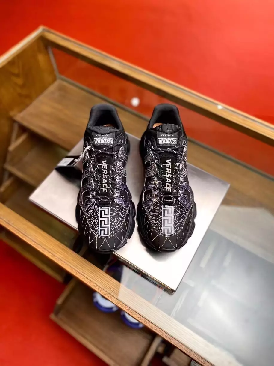 VERSACE WOMEN'S BLACK TRIGRECA SNEAKERS - VSS021