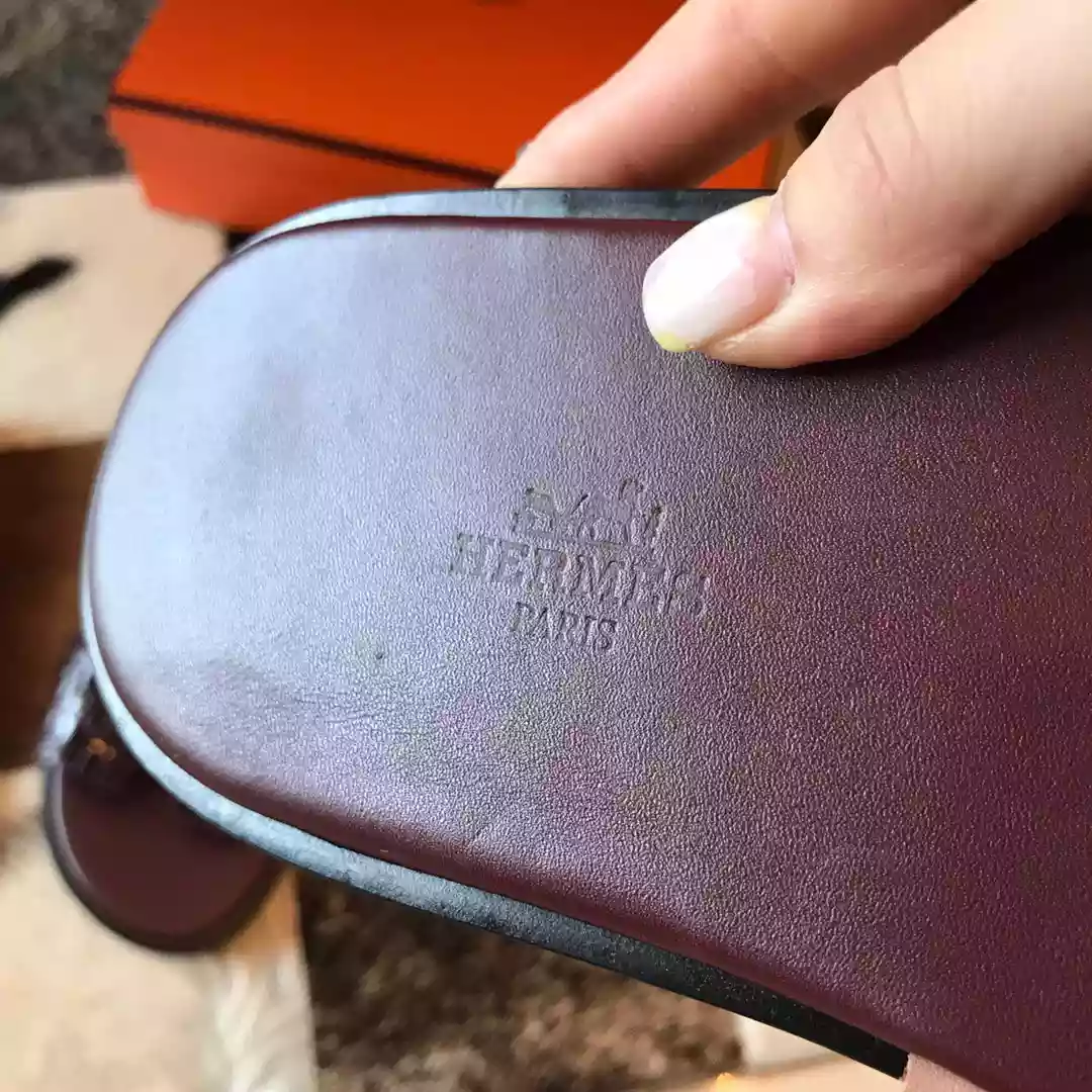 HERMES MEN'S IZMIR SANDALS IN BORDEAUX SHINY NILOTICUS CROCODILE LEATHER - HMSD033