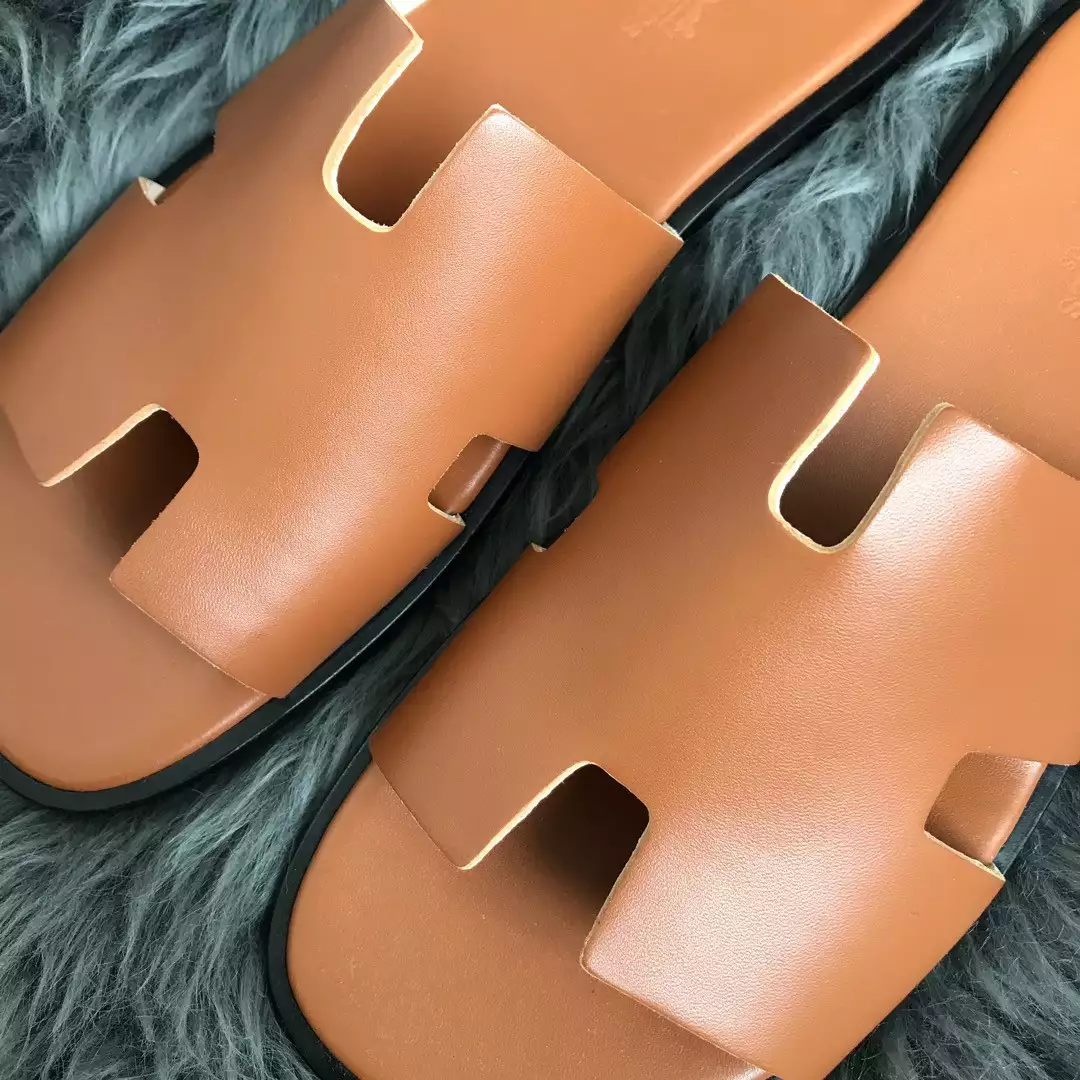 HERMES MEN'S IZMIR SANDALS IN GOLD SWIFT CALFSKIN - HMSD019