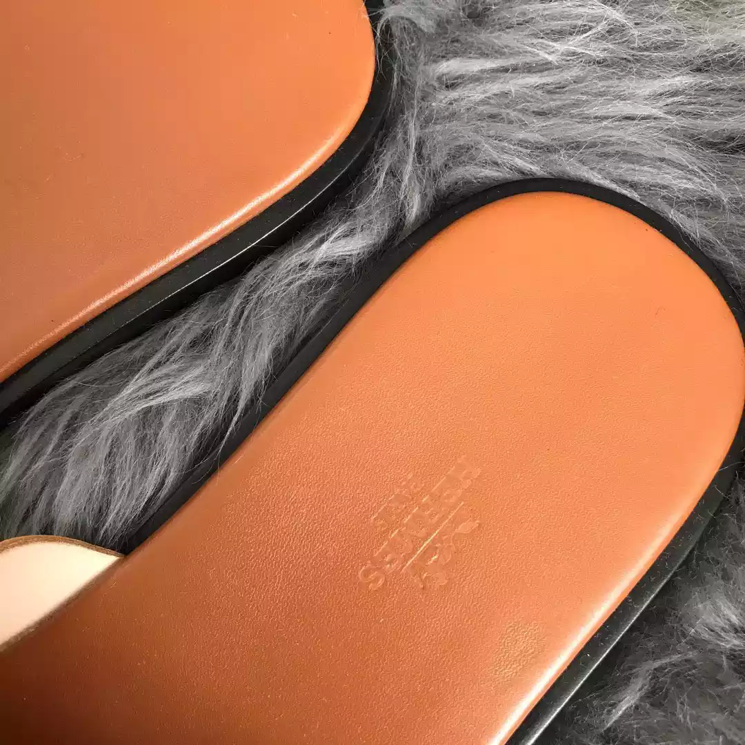 HERMES MEN'S IZMIR SANDALS IN GOLD SWIFT CALFSKIN - HMSD019