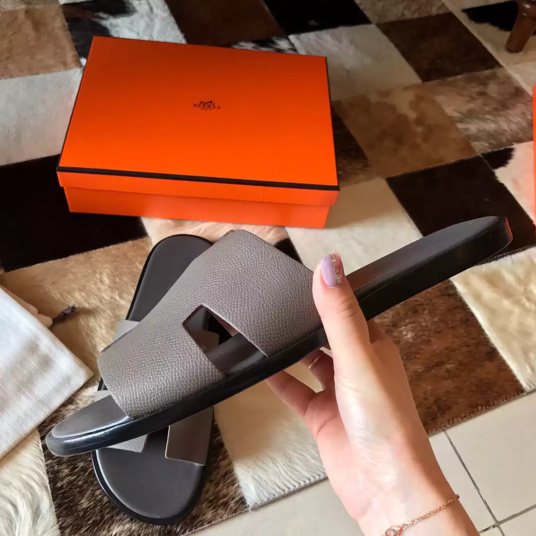 HERMES MEN'S IZMIR SANDALS IN GREY EPSOM CALFSKIN - HMSD027