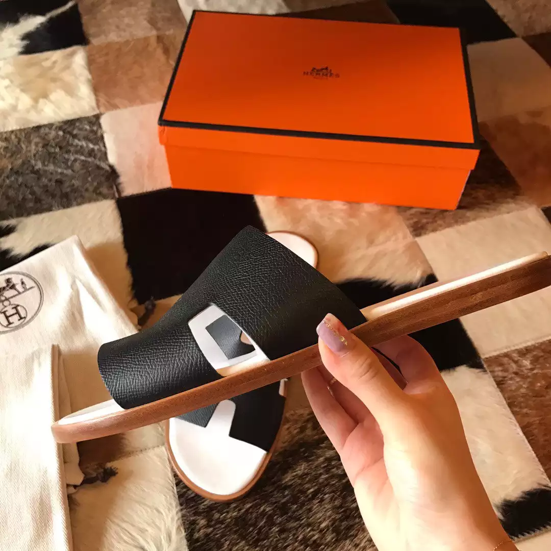 HERMES MEN'S IZMIR SANDALS IN NOIR EPSOM CALFSKIN - HMSD029