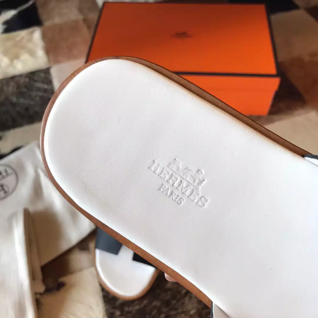 HERMES MEN'S IZMIR SANDALS IN NOIR EPSOM CALFSKIN - HMSD029