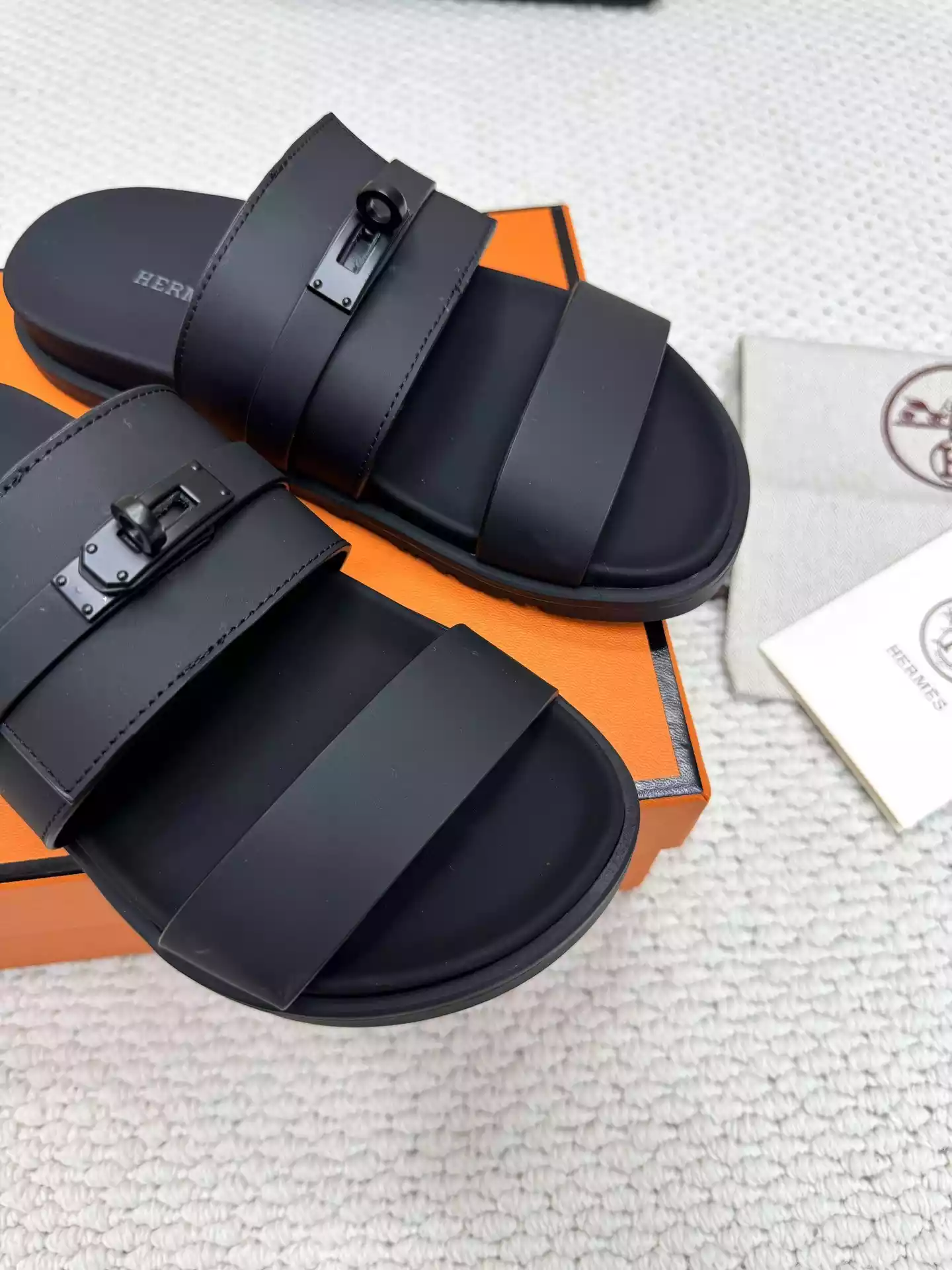HERMES MEN'S JACKSON SANDAL IN BLACK CALFSKIN - HMSD042