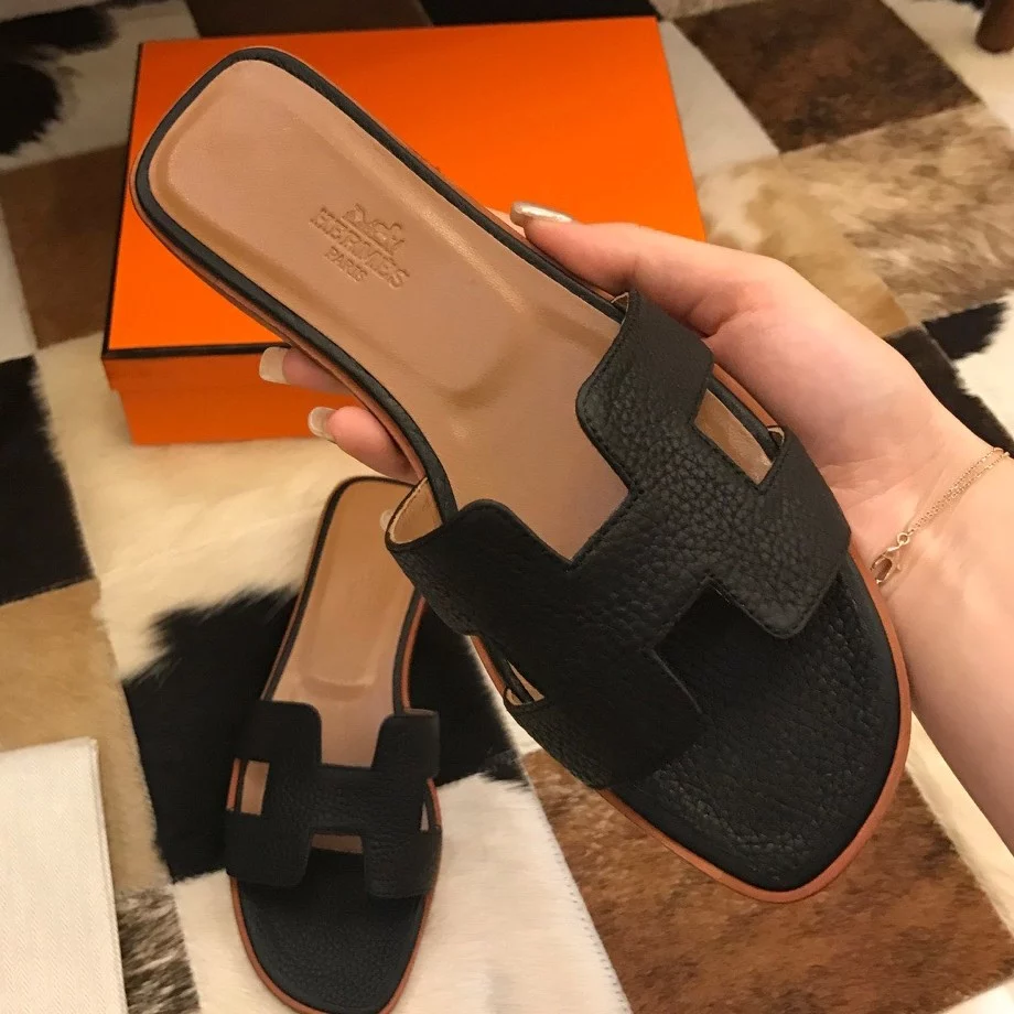 HERMES ORAN SLIDE SANDALS IN BLACK CLEMENCE LEATHER - HMSD104