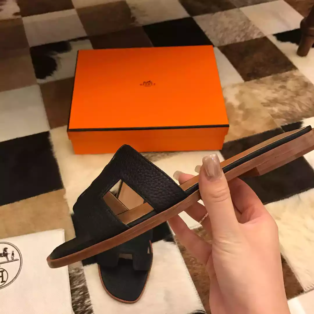 HERMES ORAN SLIDE SANDALS IN BLACK CLEMENCE LEATHER - HMSD104