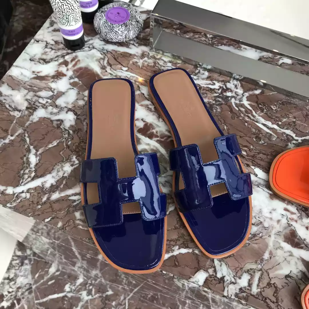 HERMES ORAN SLIDE SANDALS IN BLUE PATENT CALFSKIN - HMSD083