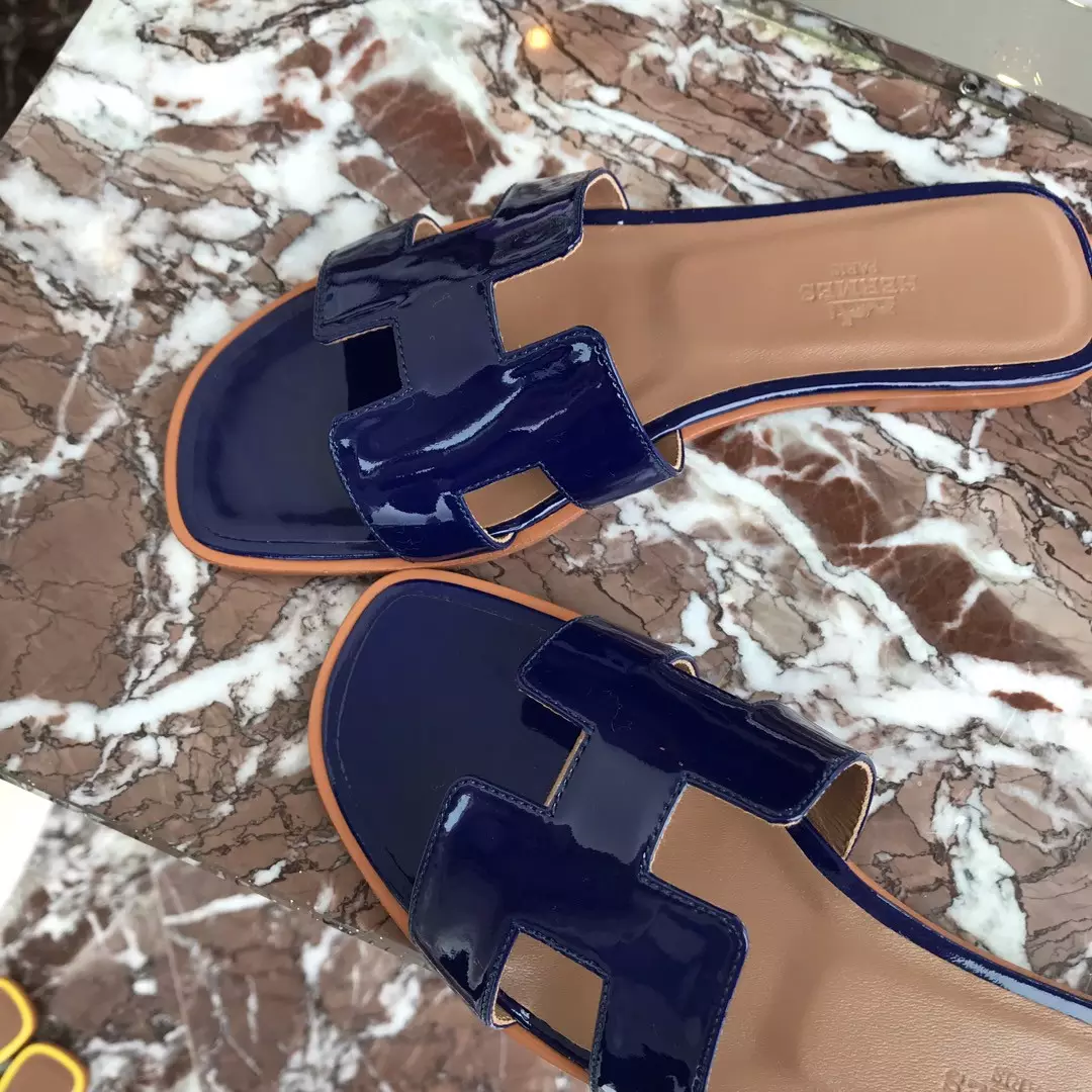 HERMES ORAN SLIDE SANDALS IN BLUE PATENT CALFSKIN - HMSD083