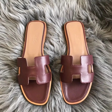 HERMES ORAN SLIDE SANDALS IN BURGUNDY SWIFT CALFSKIN - HMSD122