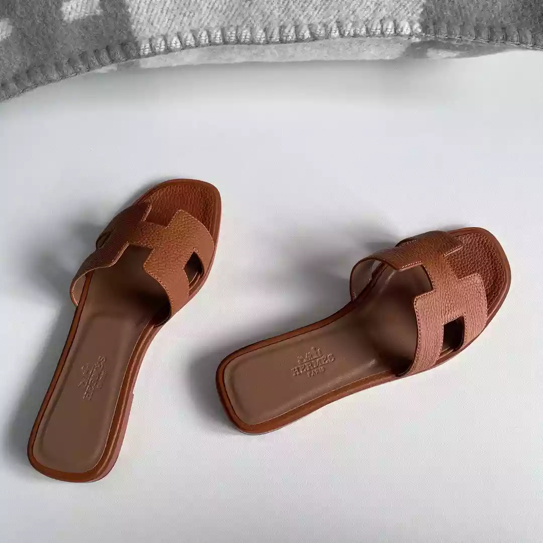 HERMES ORAN SLIDE SANDALS IN GOLD CLEMENCE LEATHER - HMSD105