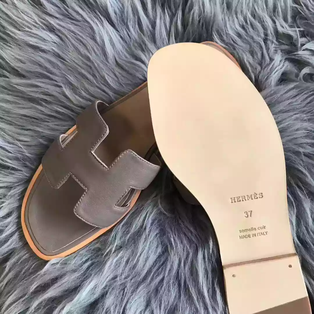 HERMES ORAN SLIDE SANDALS IN GREY SWIFT CALFSKIN - HMSD125