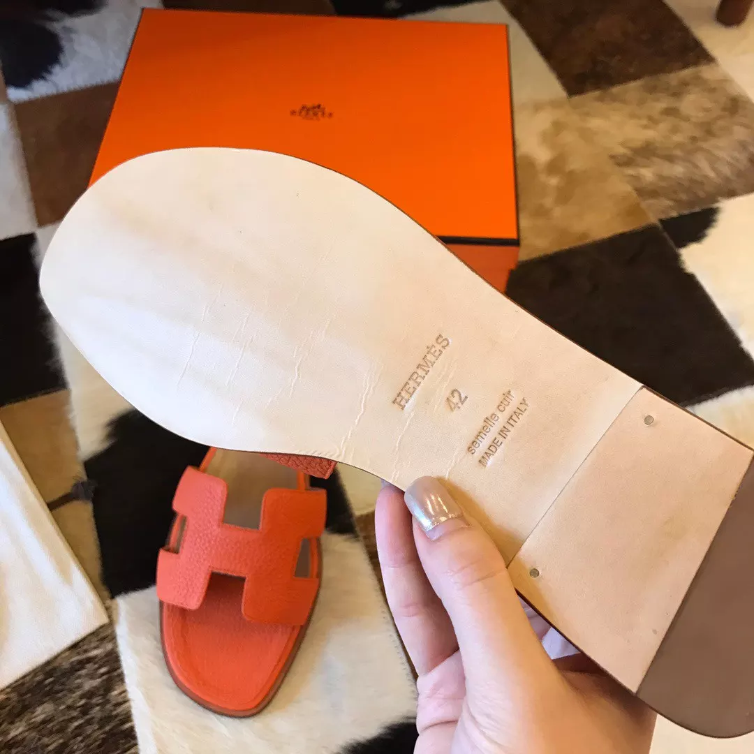 HERMES ORAN SLIDE SANDALS IN ORANGE CLEMENCE LEATHER - HMSD111