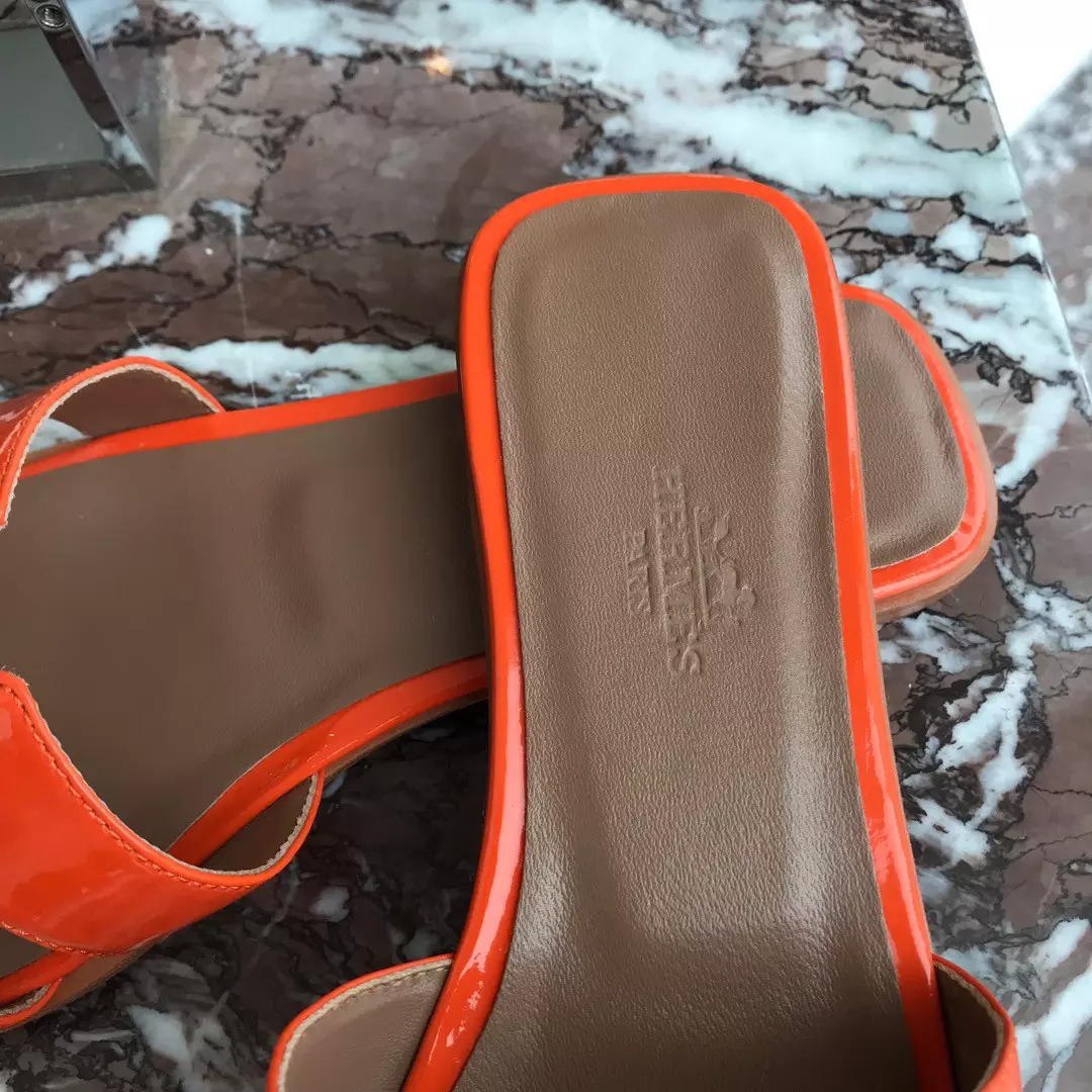 HERMES ORAN SLIDE SANDALS IN ORANGE PATENT CALFSKIN - HMSD085