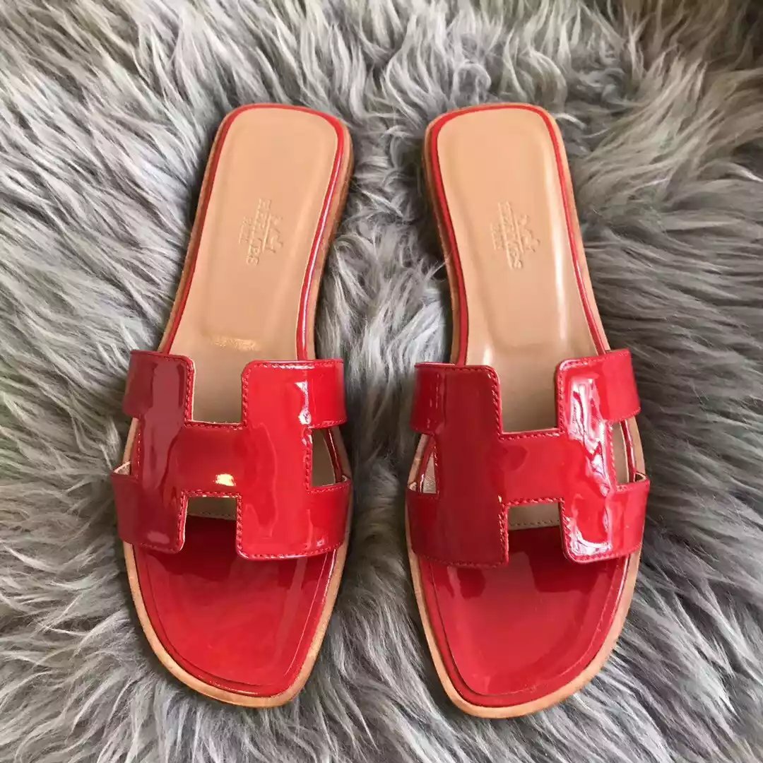 HERMES ORAN SLIDE SANDALS IN RED PATENT CALFSKIN - HMSD084