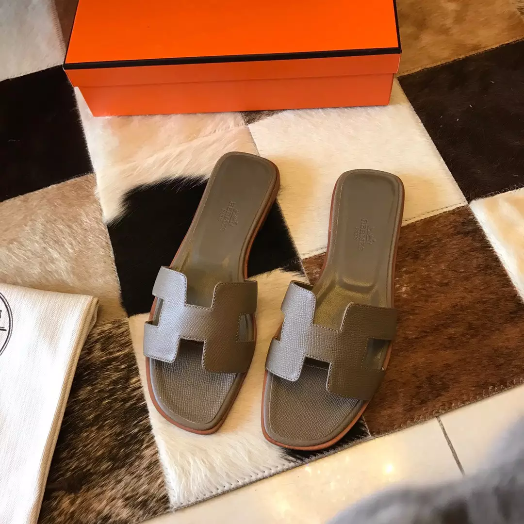 HERMES ORAN SLIDE SANDALS IN TAUPE EPSOM CALFSKIN - HMSD091