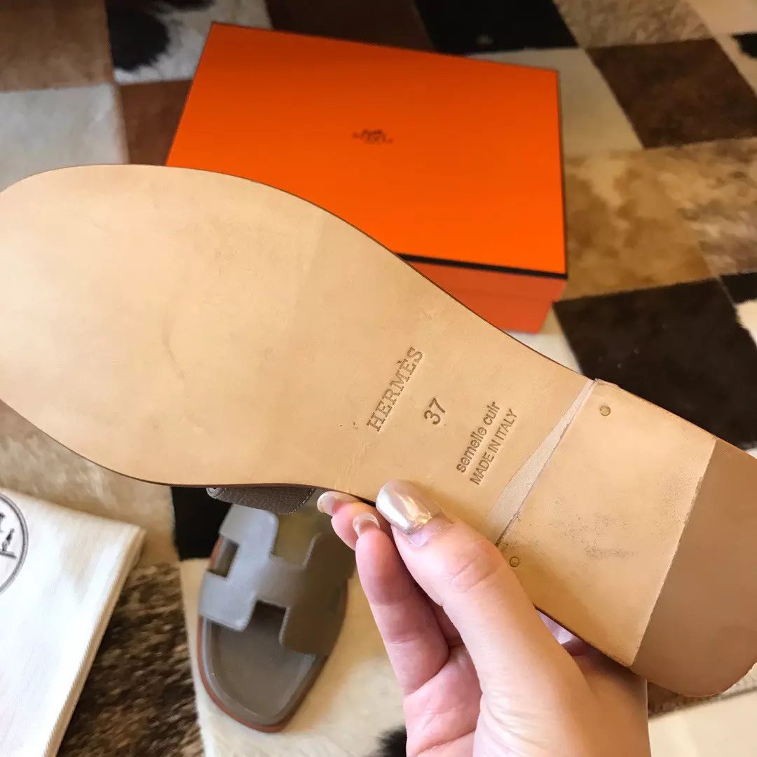 HERMES ORAN SLIDE SANDALS IN TAUPE EPSOM CALFSKIN - HMSD091