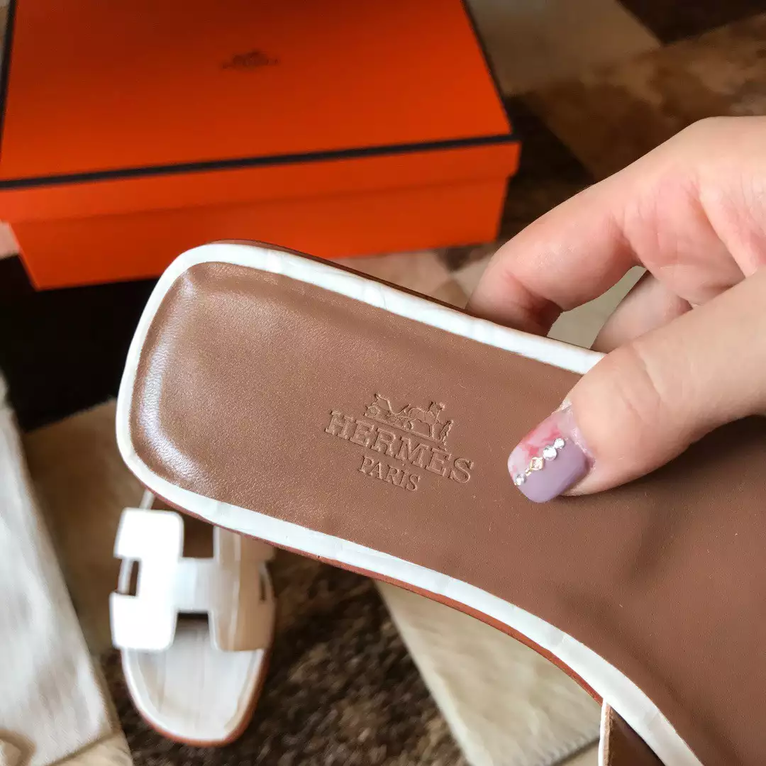 HERMES ORAN SLIDE SANDALS IN WHITE SHINY NILOTICUS CROCODILE SKIN - HMSD056