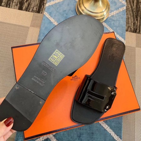 HERMES VIEW SLIDE SANDALS IN BLACK PATENT CALFSKIN - HMSD133