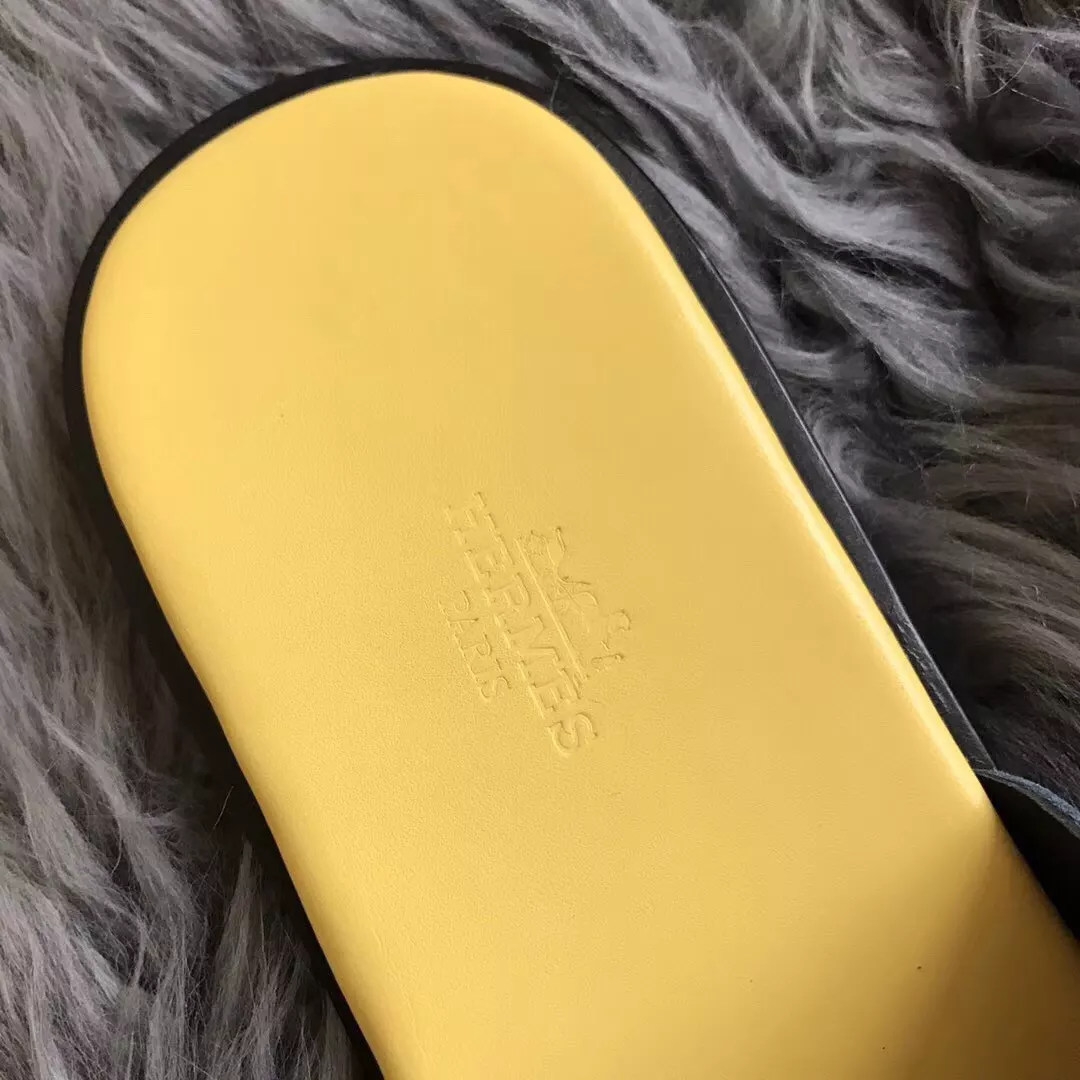 HERMES MEN'S IZMIR SANDALS IN NOIR SWIFT CALFSKIN - HMSD018