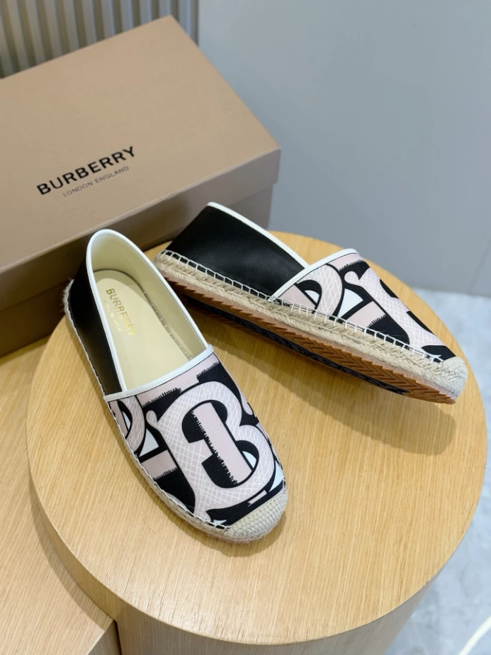 BURBERRY CANVAS STRAW BUCKET - BBR042