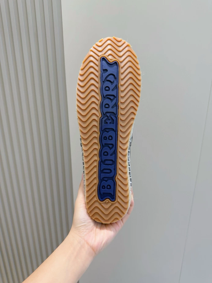 BURBERRY CANVAS STRAW BUCKET - BBR042