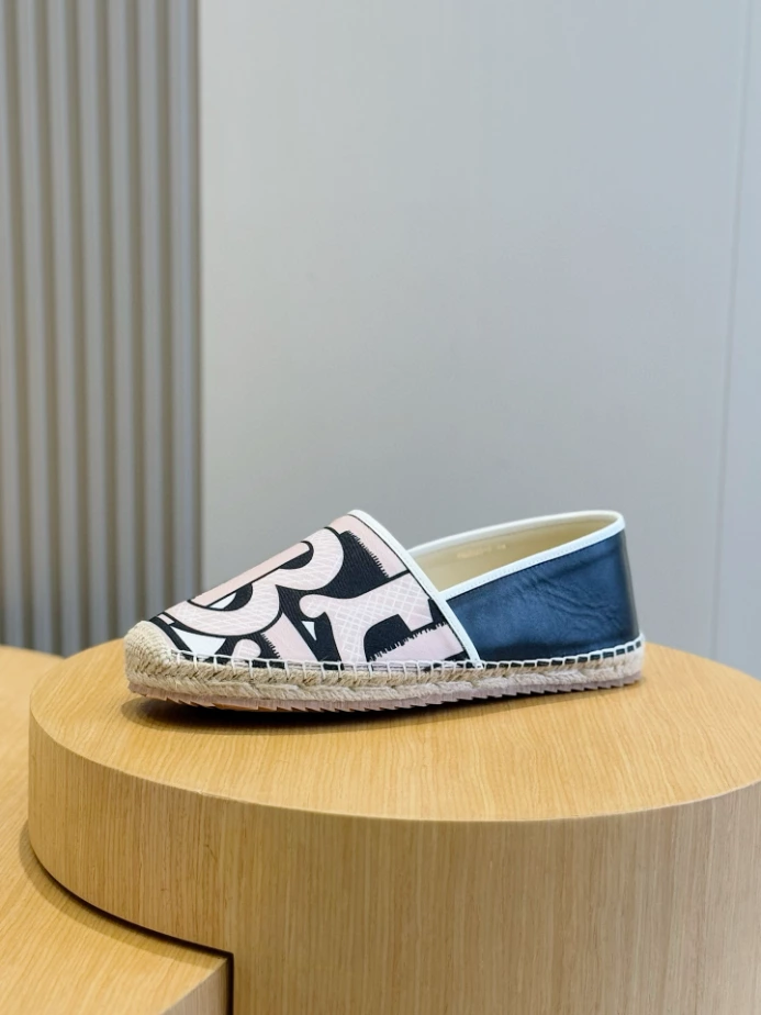 BURBERRY CANVAS STRAW BUCKET - BBR042