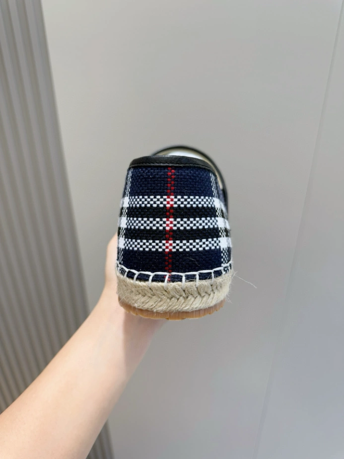 BURBERRY CANVAS STRAW BUCKET - BBR039