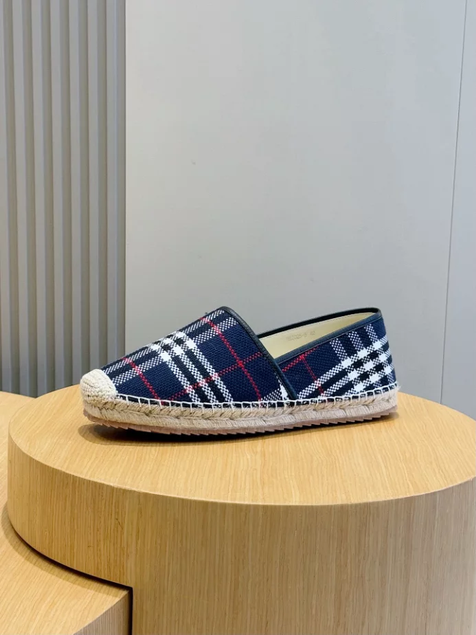 BURBERRY CANVAS STRAW BUCKET - BBR039