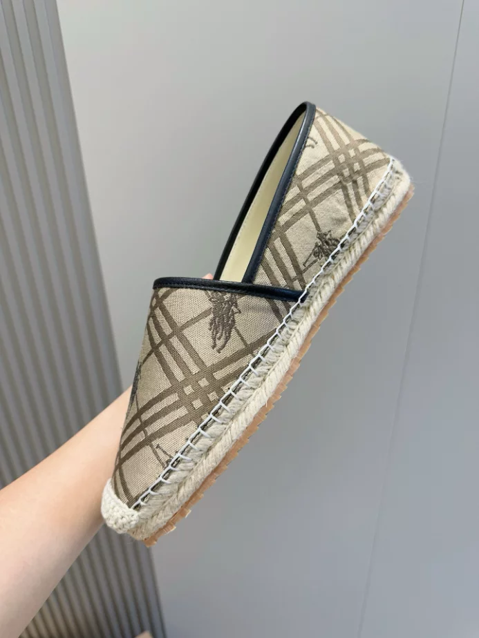 BURBERRY CANVAS STRAW BUCKET - BBR040