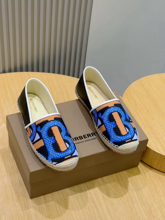 BURBERRY CANVAS STRAW BUCKET - BBR041