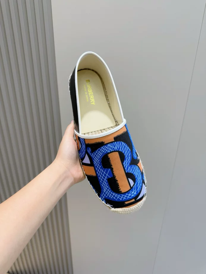 BURBERRY CANVAS STRAW BUCKET - BBR041