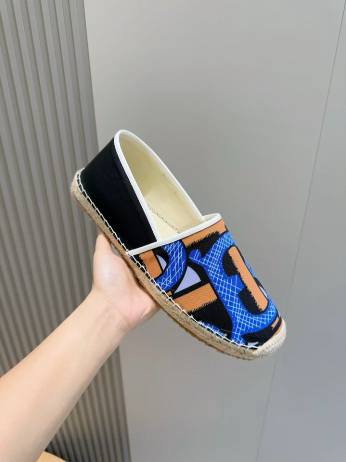 BURBERRY CANVAS STRAW BUCKET - BBR041