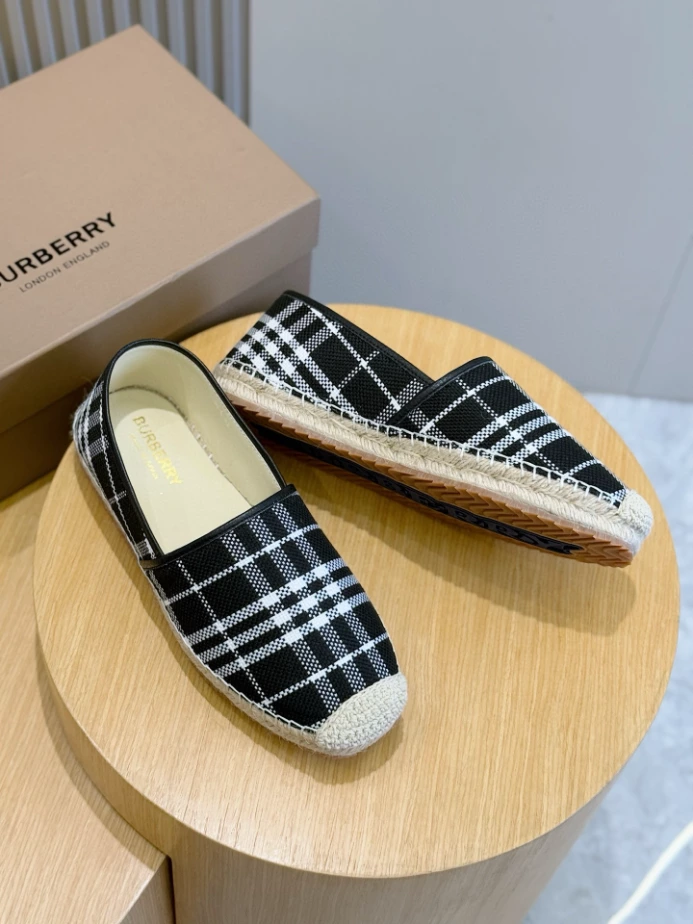 BURBERRY CANVAS STRAW BUCKET - BBR043