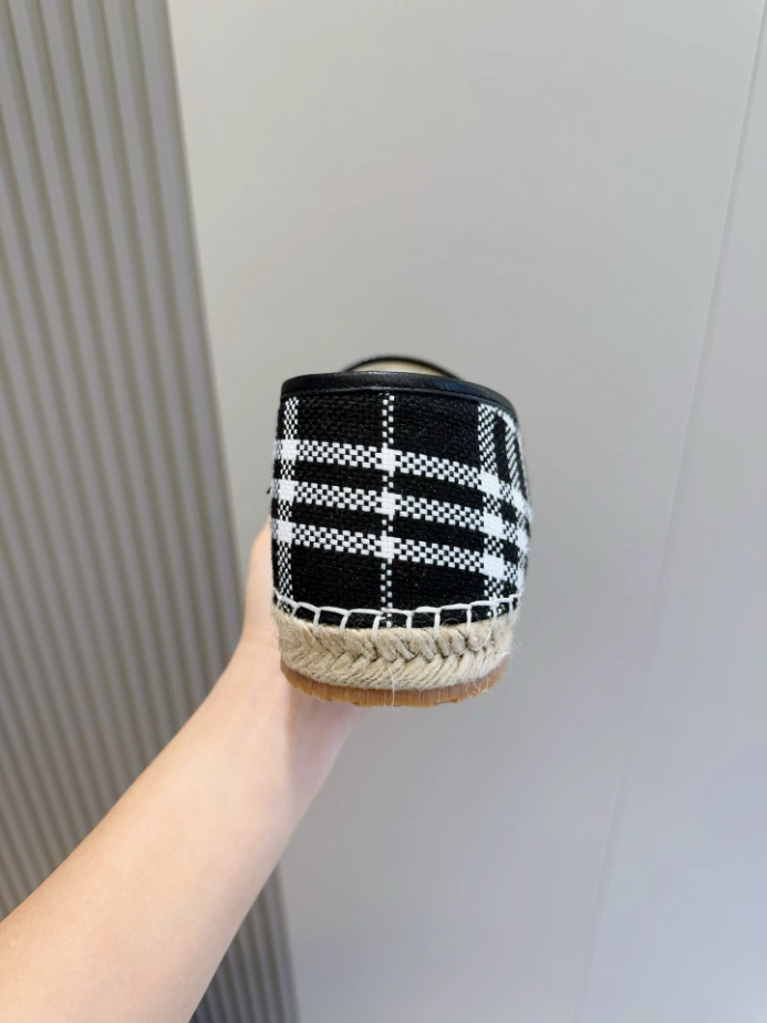 BURBERRY CANVAS STRAW BUCKET - BBR043