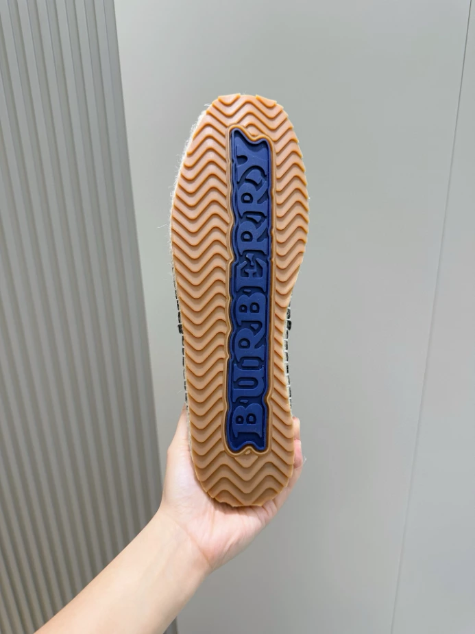 BURBERRY CANVAS STRAW BUCKET - BBR043