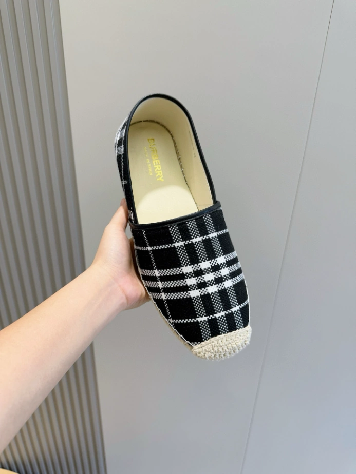 BURBERRY CANVAS STRAW BUCKET - BBR043