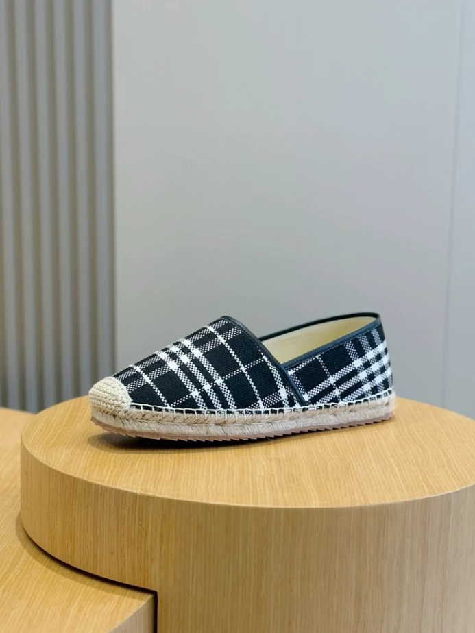 BURBERRY CANVAS STRAW BUCKET - BBR043