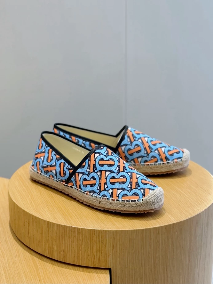 BURBERRY CANVAS STRAW BUCKET - BBR044