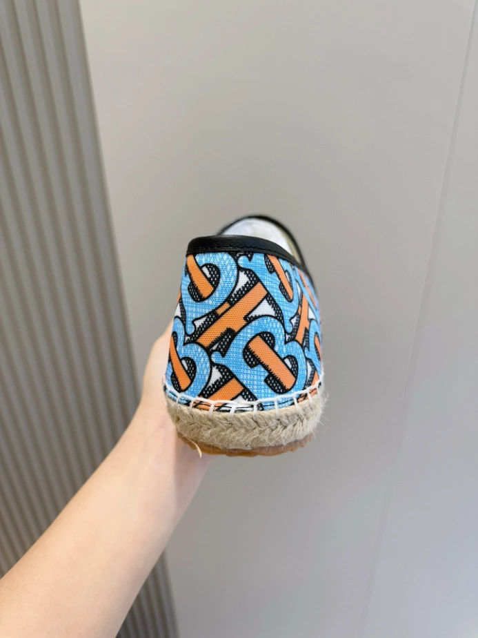 BURBERRY CANVAS STRAW BUCKET - BBR044