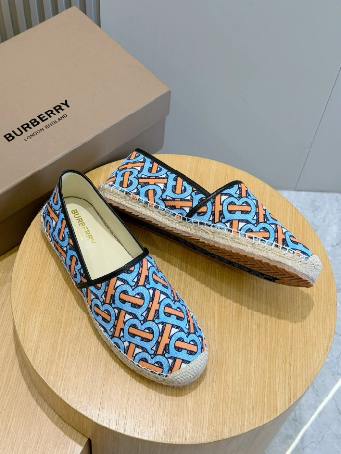 BURBERRY CANVAS STRAW BUCKET - BBR044