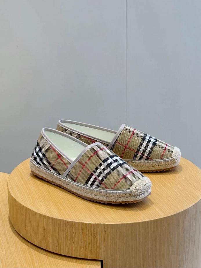 BURBERRY CANVAS STRAW BUCKET - BBR045