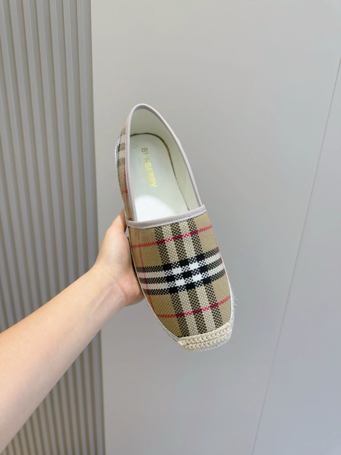 BURBERRY CANVAS STRAW BUCKET - BBR045