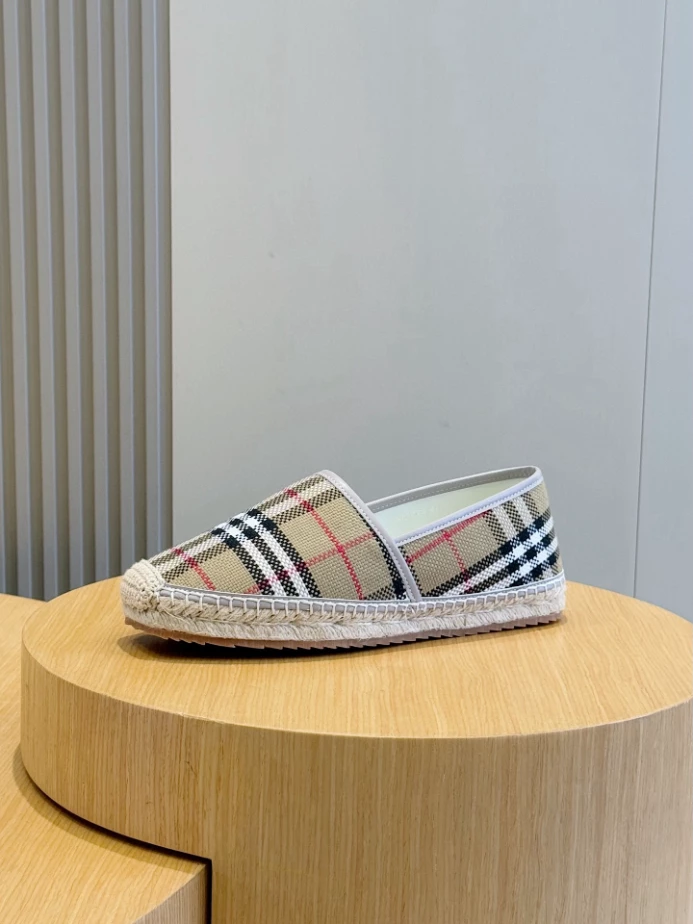 BURBERRY CANVAS STRAW BUCKET - BBR045