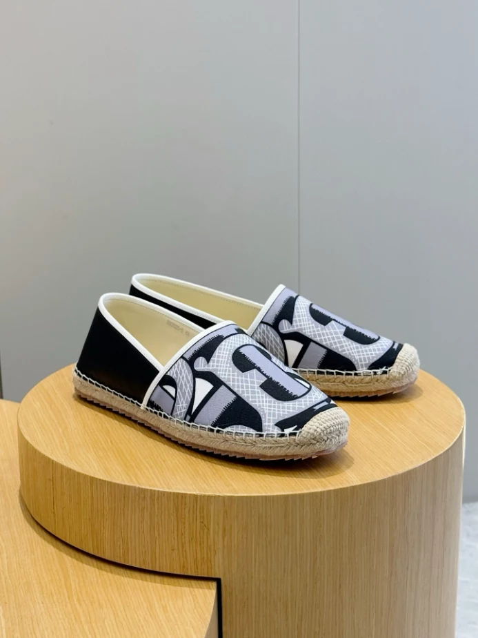 BURBERRY CANVAS STRAW BUCKET - BBR047