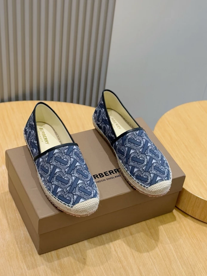 BURBERRY CANVAS STRAW BUCKET - BBR048