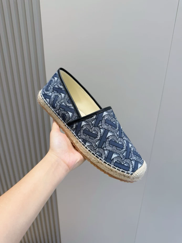 BURBERRY CANVAS STRAW BUCKET - BBR048